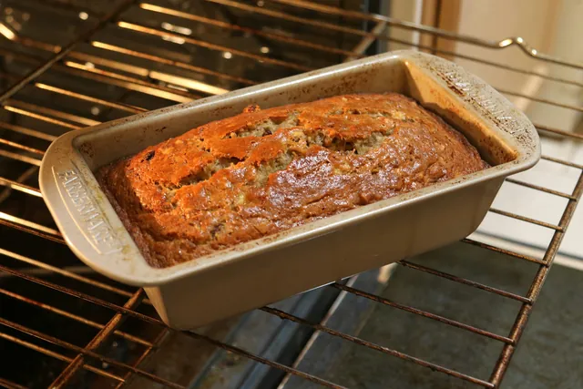 Bolu dalam loyang di atas rak oven