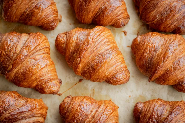 Croissant berjajar di atas kertas roti