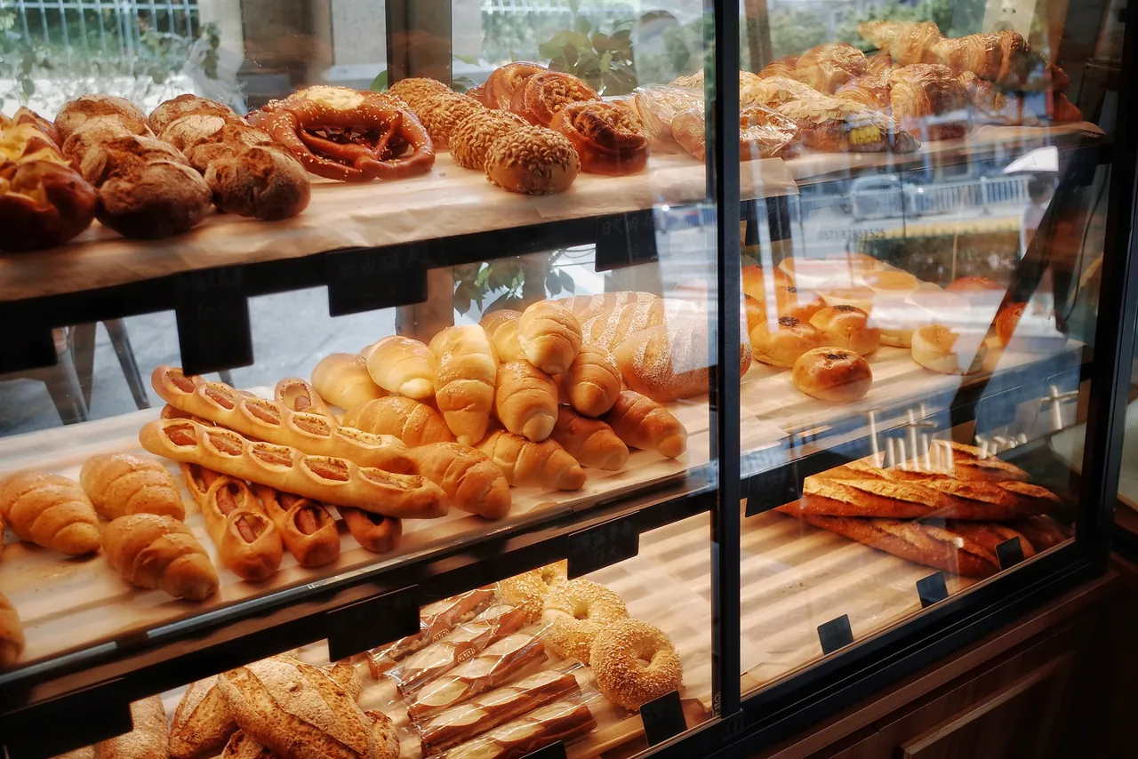 Lemari kaca penuh roti dan croissant