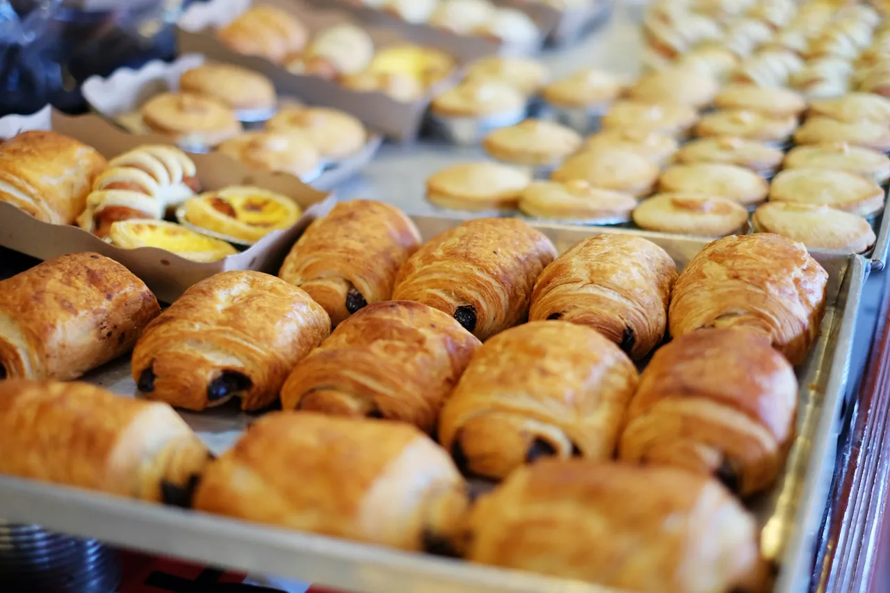 Loyang berisi pain au chocolat dan tart kecil