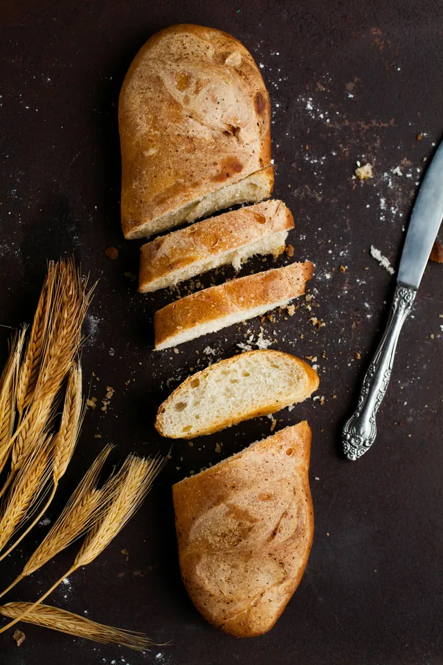 Roti tawar diiris di atas meja gelap